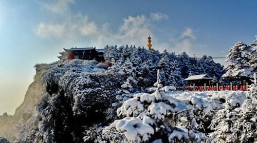 四川峨眉山迎入秋来第一场雪