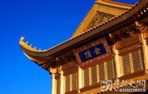 峨眉山金顶庙宇化为灰烬