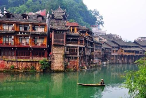 西南地区吊脚楼的民族特色