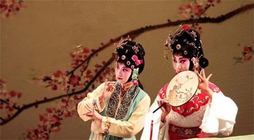 《墙头马上》中的爱情故事