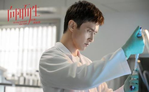 《向阳而生》接档《亲爱的自己》