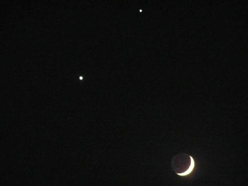双星伴月是什么样的