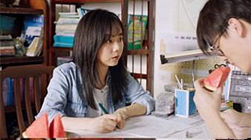 《亲爱的麻洋街》曾行假装无意与马晓晓吃同一块西瓜