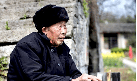 小伙坚持陪乡村老人聊天拍照