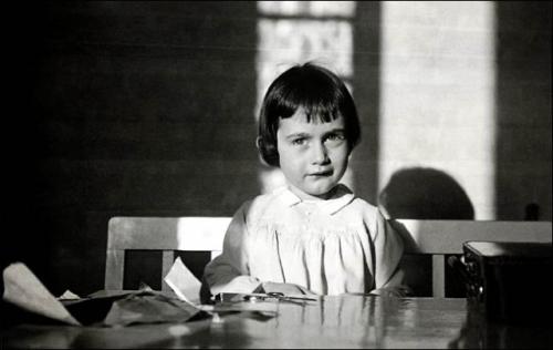 1945年3月9日：安妮·弗兰克逝世